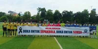 Pemain dan Wasit Liga RMOL Bentangkan Spanduk Dukungan untuk Kanjuruhan